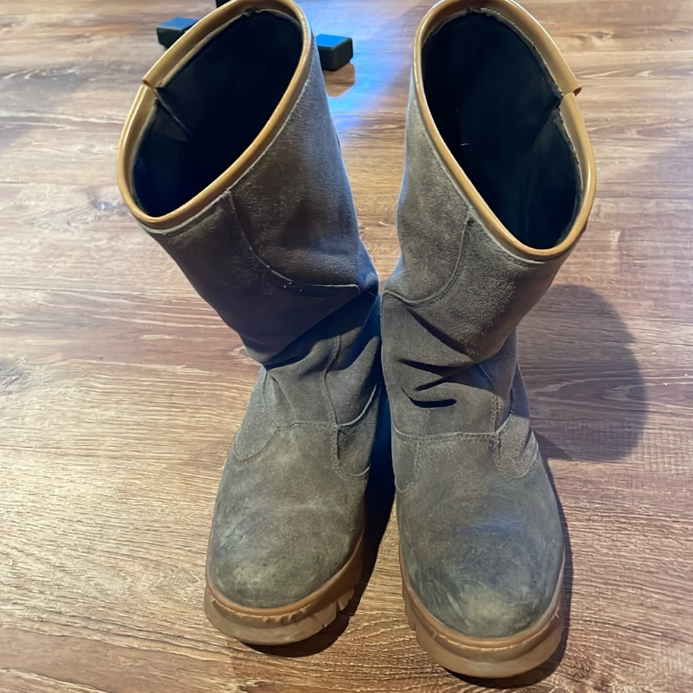 Keen Willamette 9.5 women’s  gray suede boots